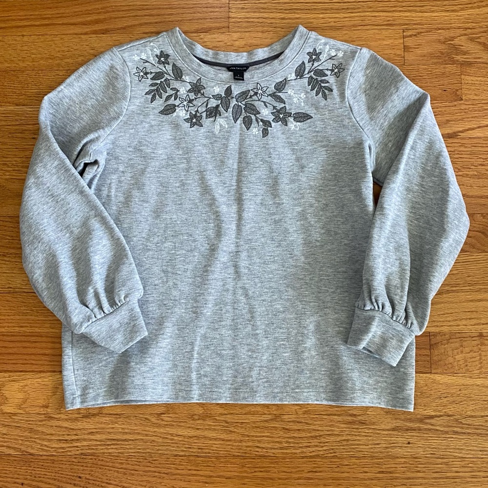Ann Taylor Sweatshirt Women’s Small Gray Embroidered Floral Pattern on Neckline